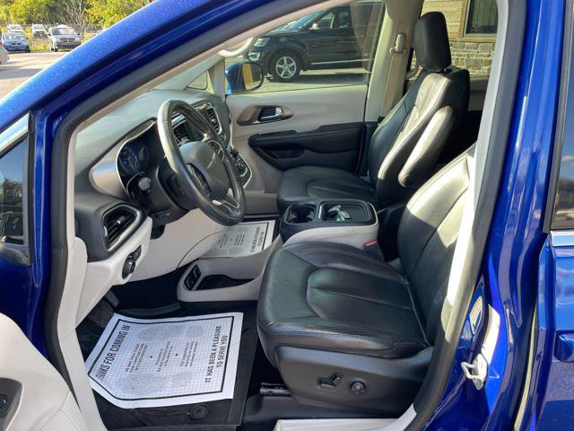 Used 2020 Chrysler Pacifica Touring-L FWD image 15