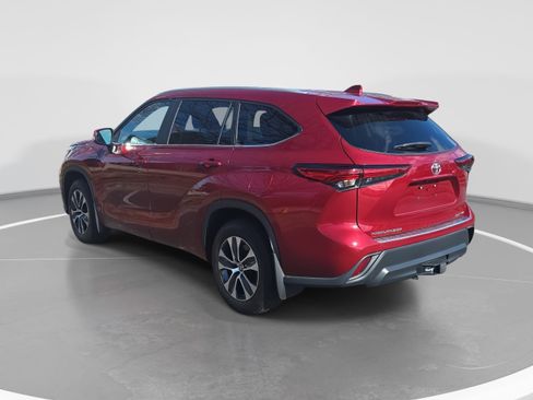 Used 2023 Toyota Highlander XLE image 7