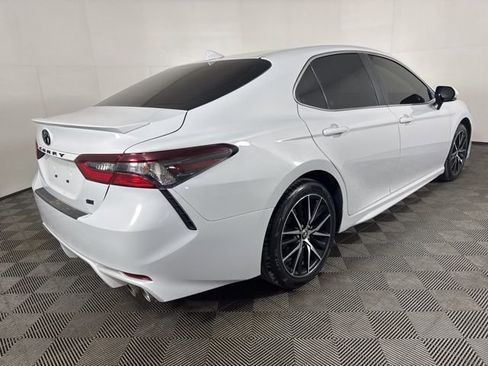 Used 2024 Toyota Camry SE image 3