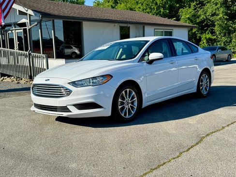 Used 2017 Ford Fusion SE w/ Fusion SE Technology Package FWD image 7