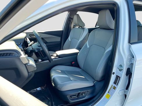 Used 2025 Toyota Camry SE w/ Convenience Package image 20