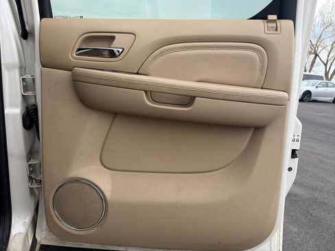 Used 2011 Cadillac Escalade ESV Premium image 33