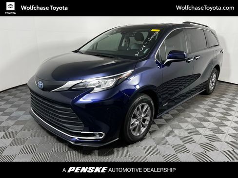 Used 2021 Toyota Sienna XLE image 1