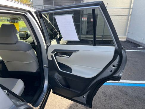 Used 2022 Toyota RAV4 XLE Premium image 46