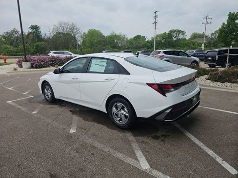 New 2026 Hyundai Elantra SE FWD image 3