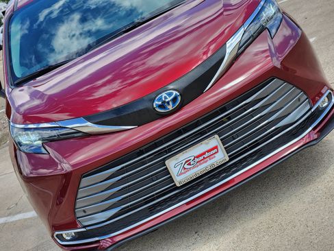 Used 2025 Toyota Sienna XLE FWD image 14