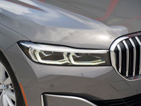 Used 2022 BMW 740i xDrive w/ Premium Package AWD/4WD image 5