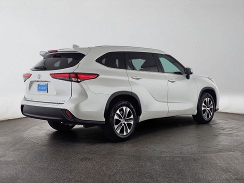 Used 2023 Toyota Highlander XLE FWD image 3
