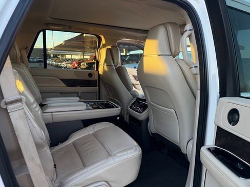 Used 2019 Lincoln Navigator Reserve image 17