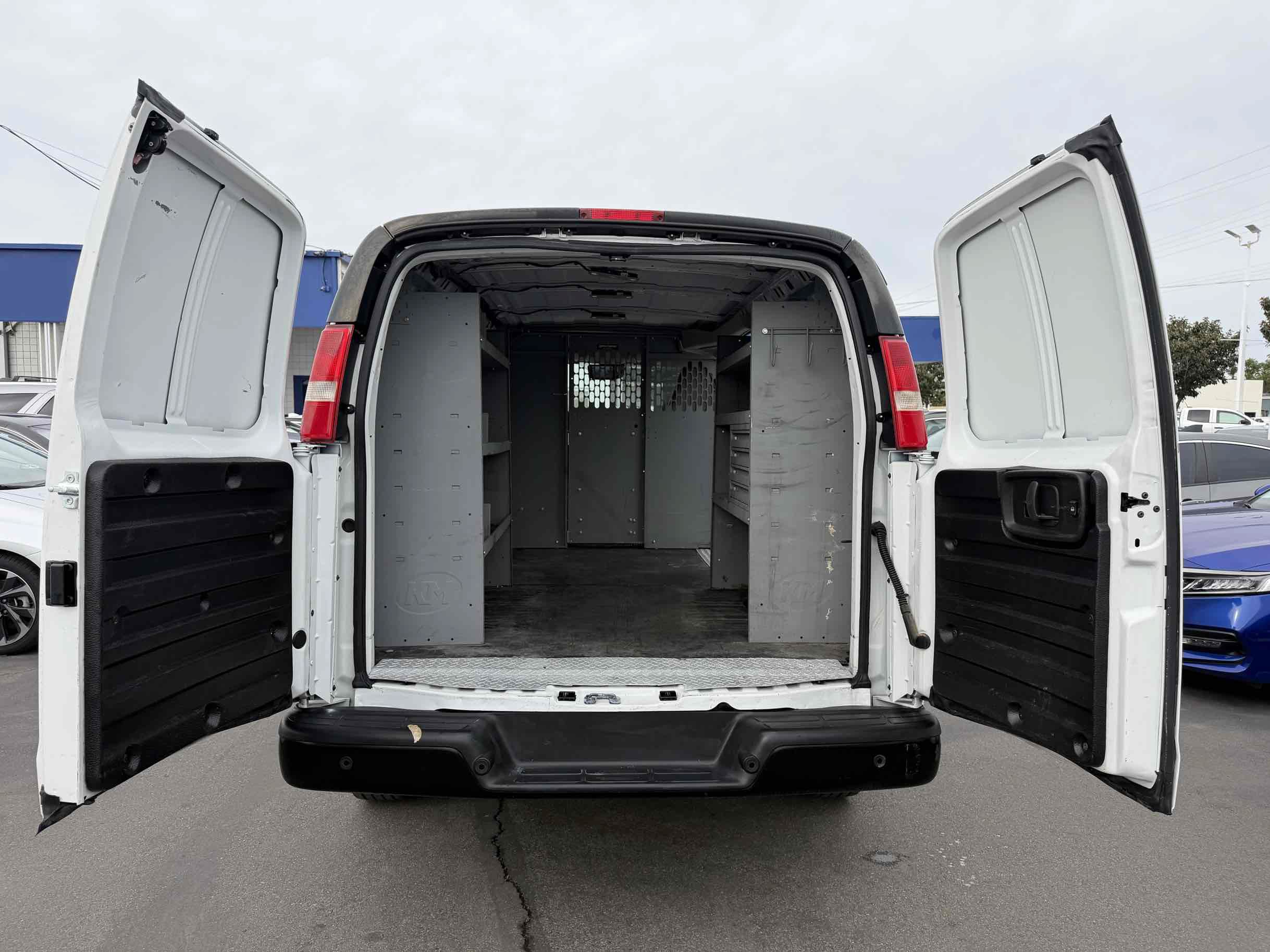 Used 2019 Chevrolet Express 3500 w/ Driver Convenience Package RWD image 10