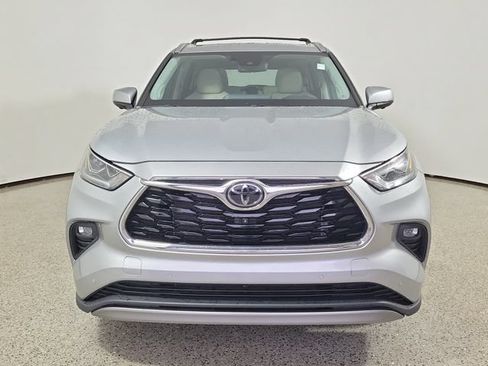 Used 2023 Toyota Highlander Platinum FWD image 3