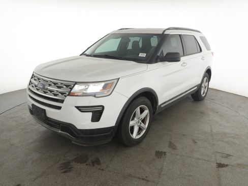 Used 2019 Ford Explorer XLT image 3