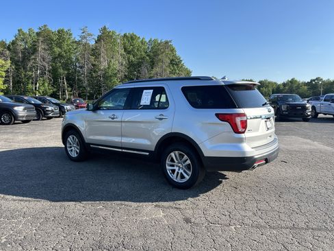 Used 2018 Ford Explorer XLT w/ Equipment Group 202A AWD/4WD image 5