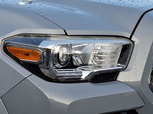 Used 2018 Toyota Tacoma TRD Sport AWD/4WD image 9