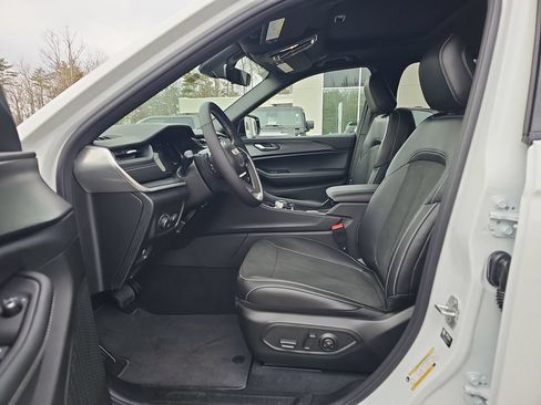 New 2025 Jeep Grand Cherokee Altitude AWD/4WD image 13