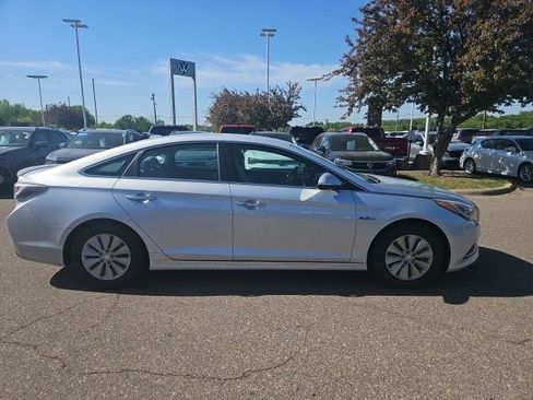 Used 2016 Hyundai Sonata SE FWD image 3