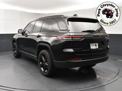 Used 2023 Jeep Grand Cherokee Altitude AWD/4WD image 4