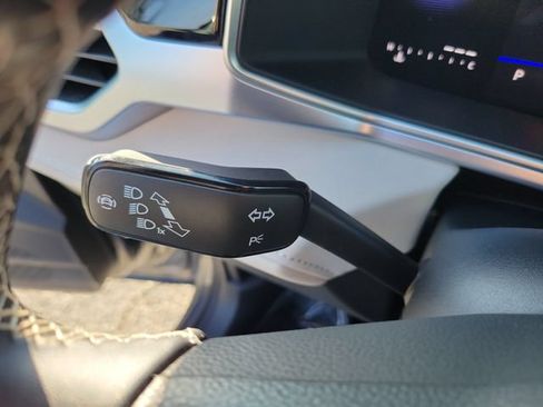 Used 2025 Volkswagen Taos SE FWD image 24