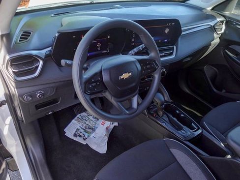 Used 2025 Chevrolet TrailBlazer LS w/ LS Convenience Package FWD image 10