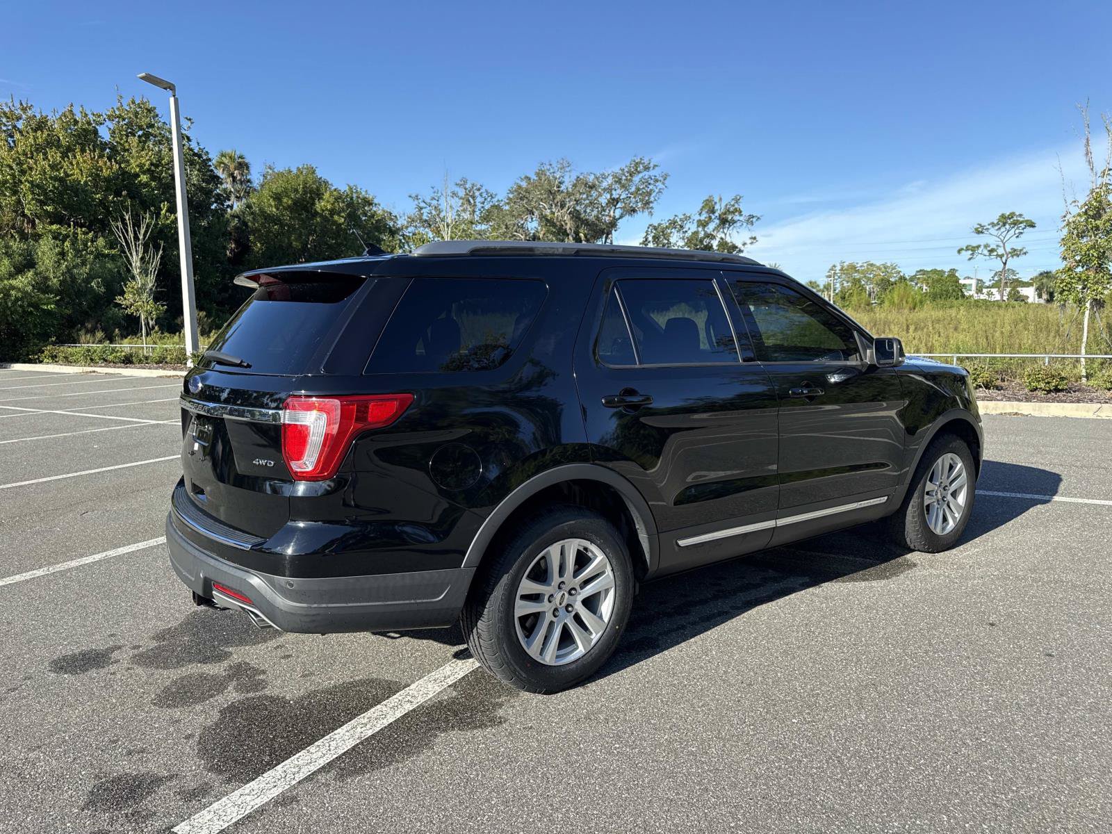 Used 2018 Ford Explorer XLT w/ Equipment Group 202A AWD/4WD image 3