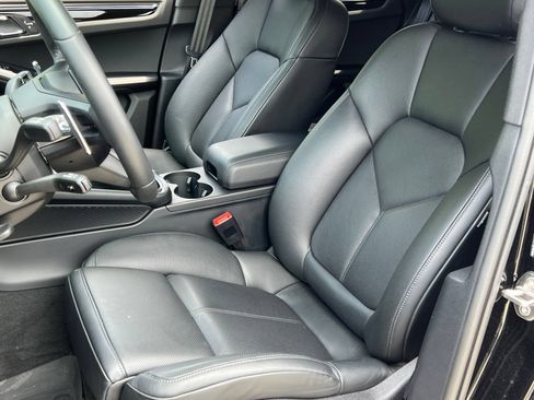 Certified 2026 Porsche Macan AWD/4WD image 5