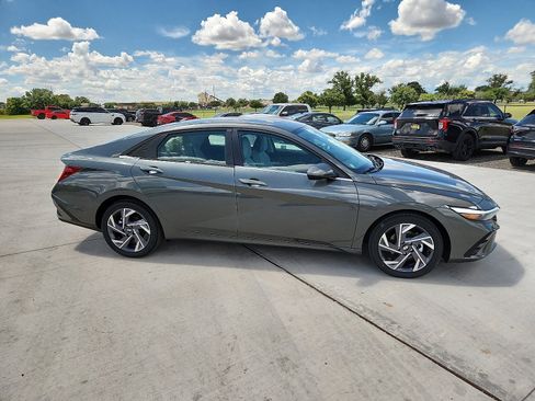 New 2025 Hyundai Elantra Limited image 5