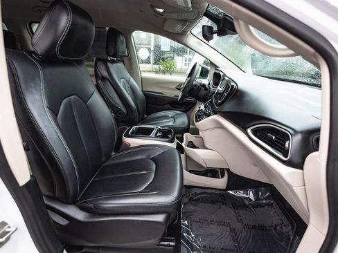Used 2024 Chrysler Pacifica Touring-L FWD image 33