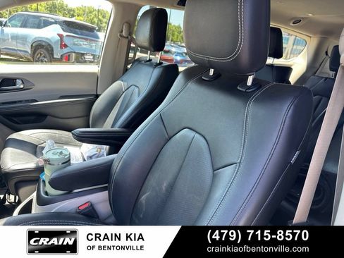 Used 2022 Chrysler Pacifica Touring-L FWD image 19