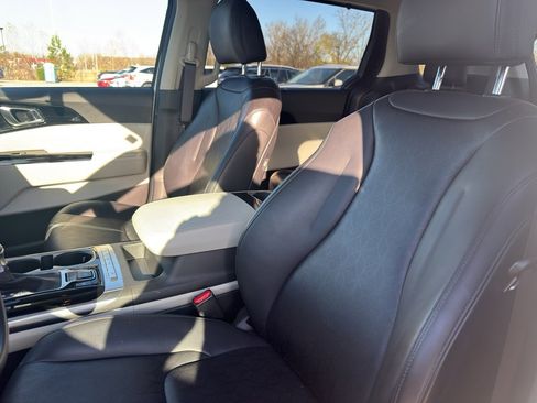 Used 2024 Kia Carnival EX image 12