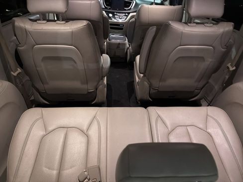 Certified 2018 Chrysler Pacifica Touring-L image 6