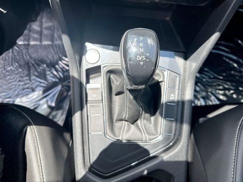 Used 2022 Volkswagen Tiguan SE FWD image 38