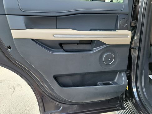 Used 2024 Ford Expedition Limited image 11