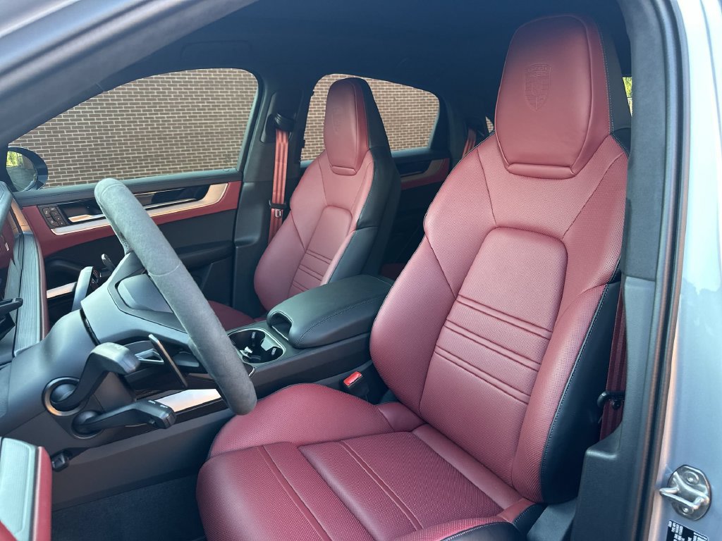 Used 2025 Porsche Cayenne GTS AWD/4WD image 13
