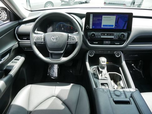 Certified 2025 Toyota Grand Highlander AWD image 12
