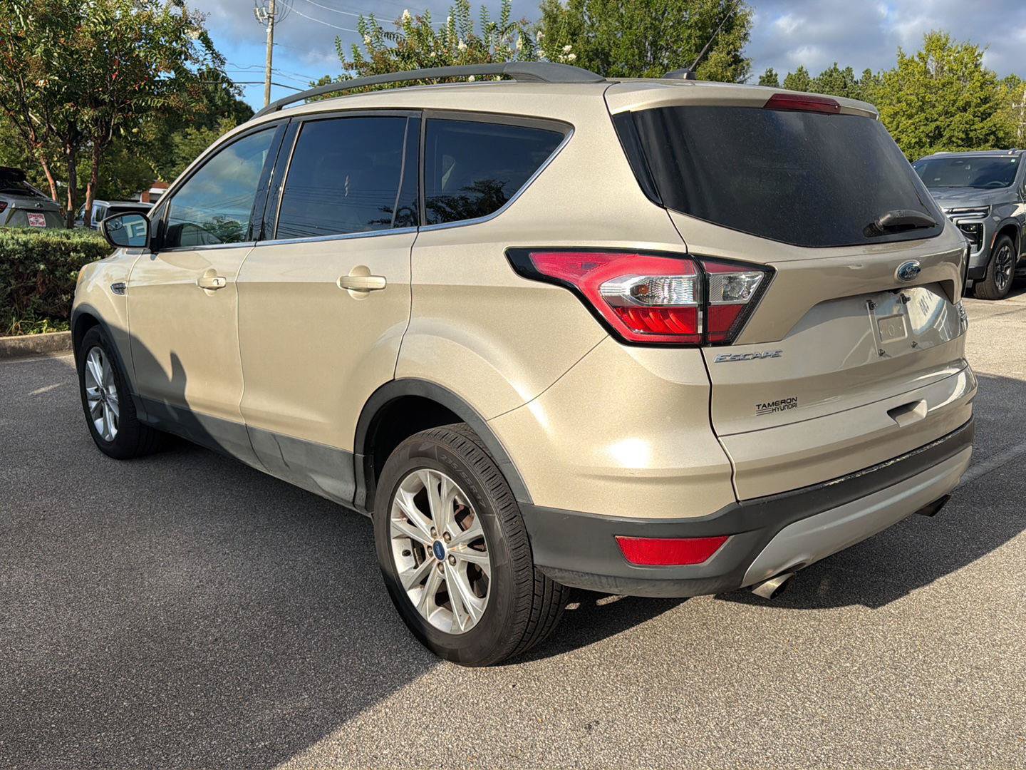 Used 2018 Ford Escape SE FWD image 2