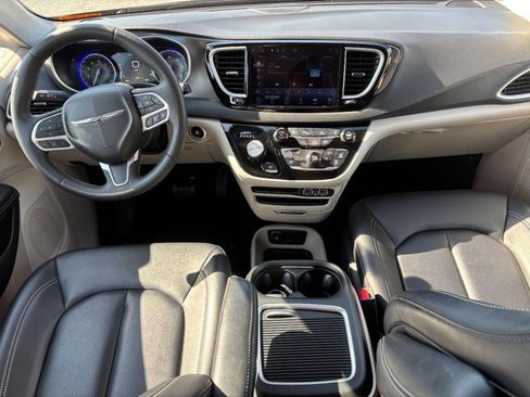 Used 2024 Chrysler Pacifica Touring-L FWD image 16