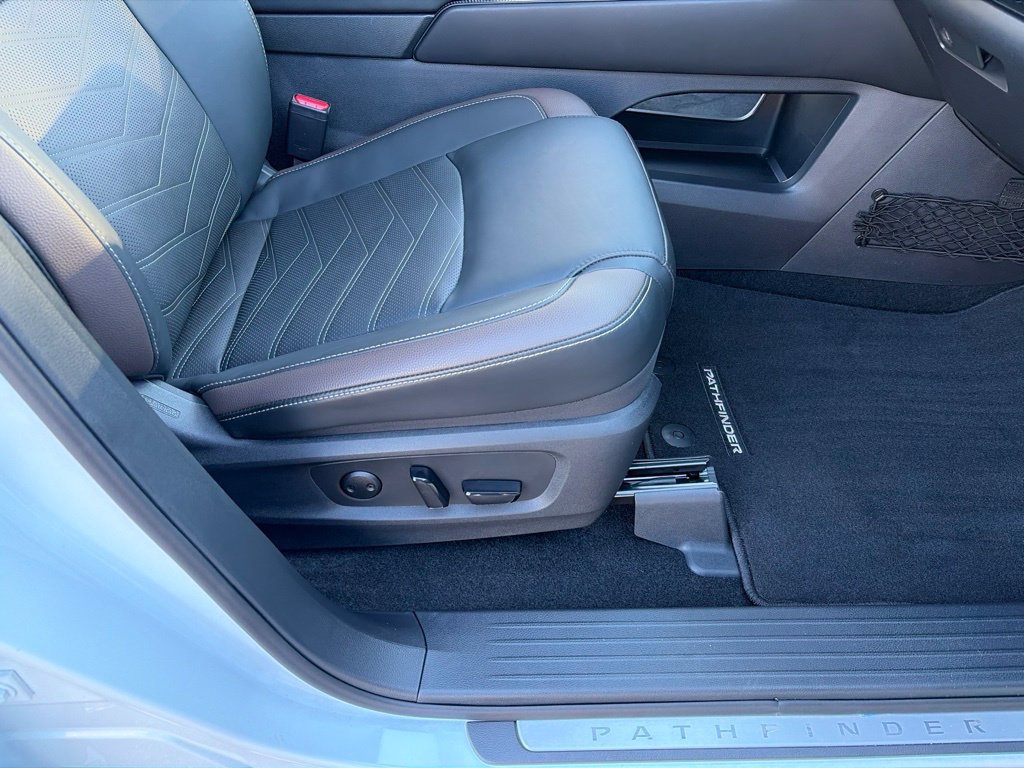 Certified 2025 Nissan Pathfinder Platinum w/ Cargo Package FWD image 32