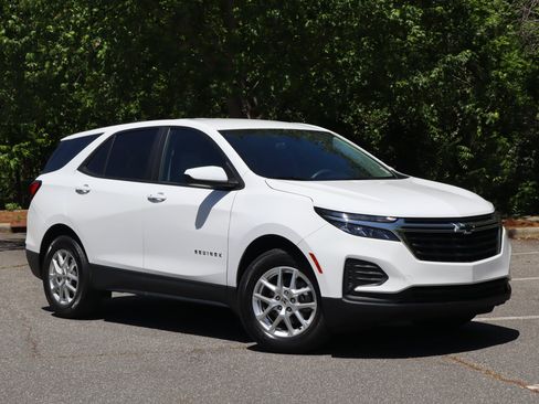 Used 2024 Chevrolet Equinox LS FWD image 2