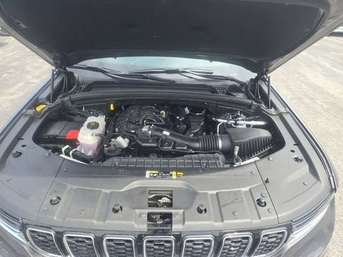 Used 2025 Jeep Grand Cherokee L Limited AWD/4WD image 13