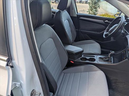 Used 2025 Volkswagen Jetta SE w/ Sunroof Package FWD image 12