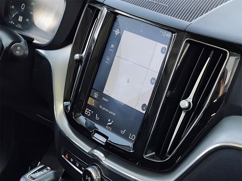 Used 2019 Volvo XC60 T5 Momentum w/ Multimedia Package image 33