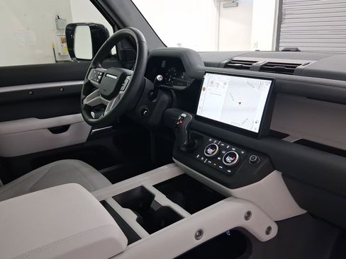Used 2025 Land Rover Defender 110 S image 33