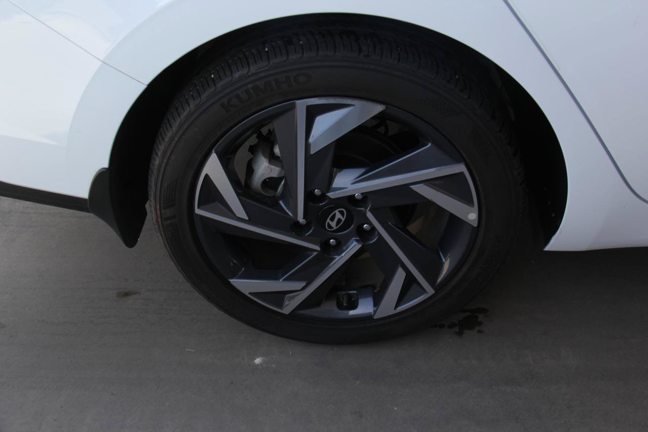 Used 2025 Hyundai Elantra Sport FWD image 29