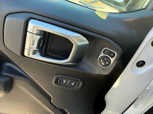 Used 2024 Jeep Gladiator Sport image 11