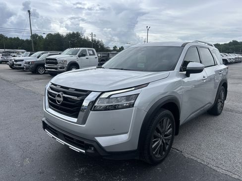 Used 2022 Nissan Pathfinder SL w/ SL Premium Package FWD image 2