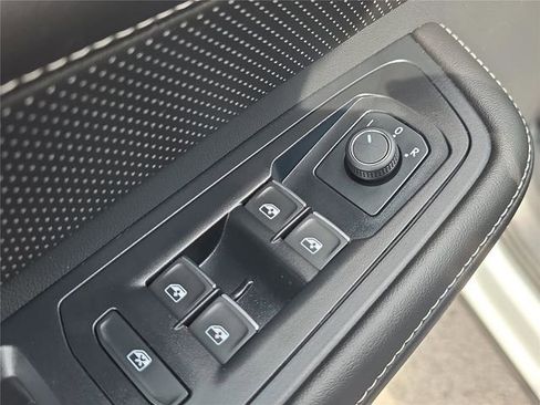 Used 2025 Volkswagen Atlas SE FWD image 17
