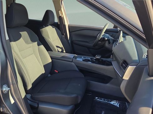 Used 2025 Nissan Rogue S image 17
