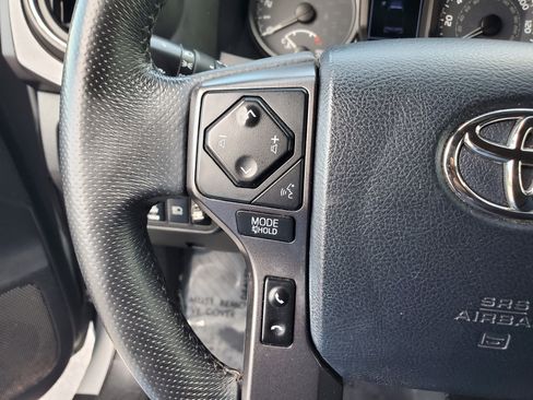 Used 2018 Toyota Tacoma TRD Off-Road image 32