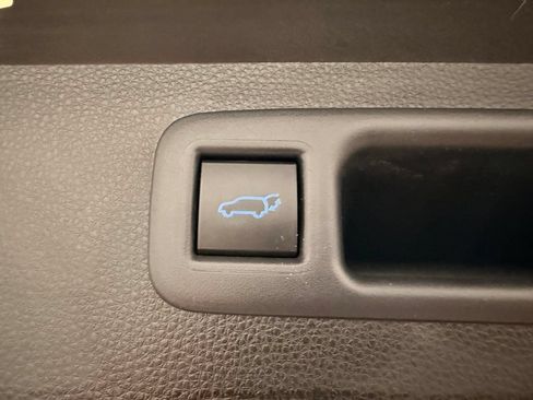 Used 2021 Toyota Highlander XSE FWD image 10