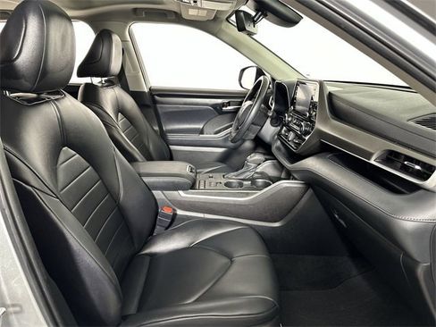 Used 2022 Toyota Highlander XLE image 29